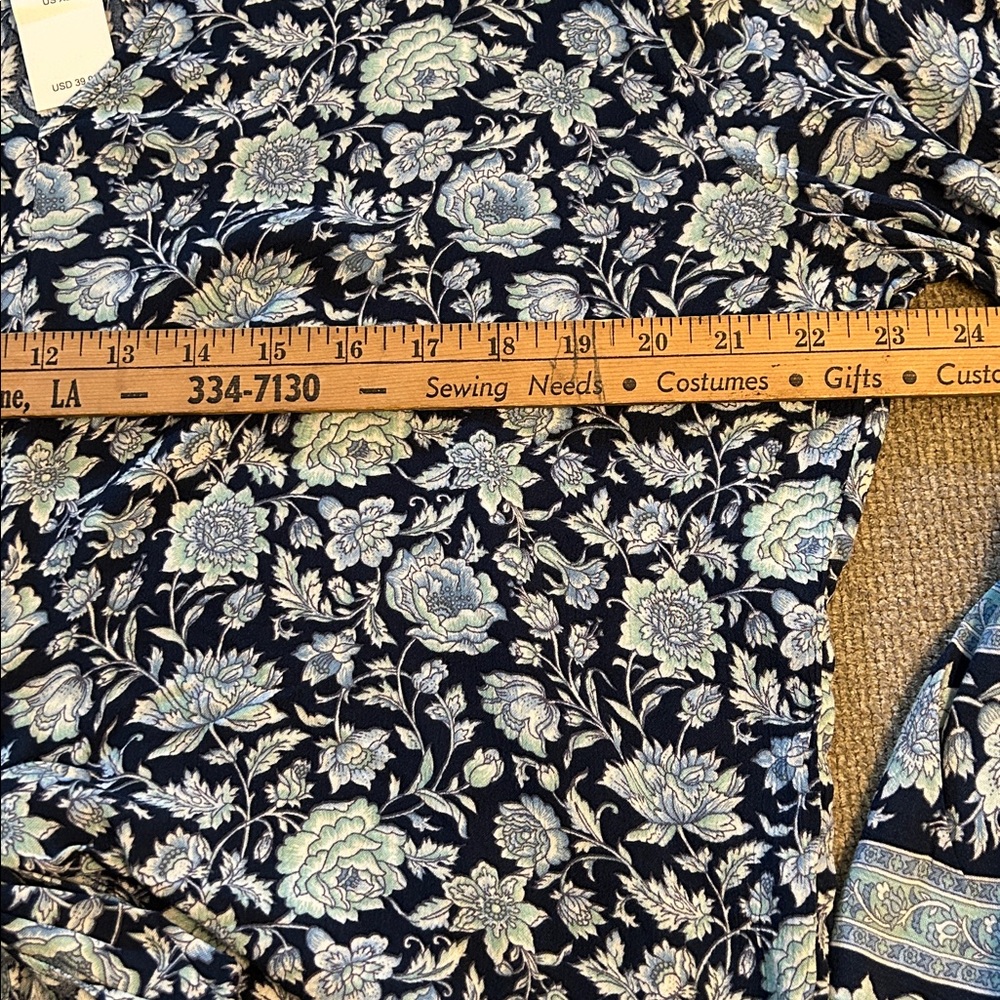 American Eagle Boho Floral V-Neck Tie-Front Bell Sleeve Top Navy/Light Blue NWT - Picture 5 of 10